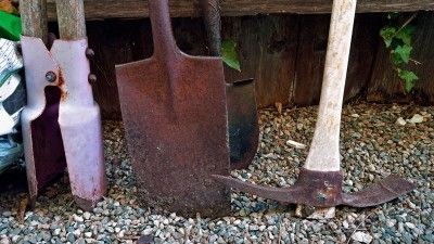 Verrostete Gartengeräte richtig entrosten