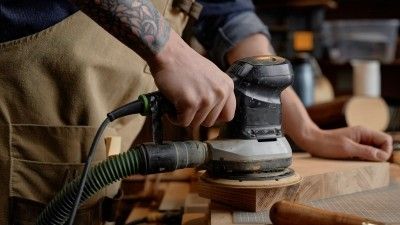 Schleifen oder Strahlen – welche Methode eignet sich besser zum Entlacken?