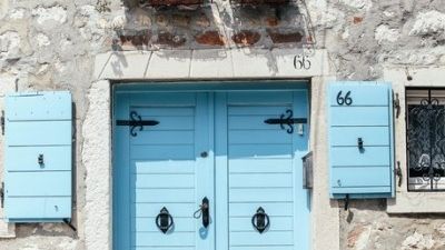 Lackierte oder lasierte Fensterläden abschleifen oder strahlen?