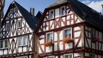 Entkernen und Instandhalten eines Fachwerkhauses