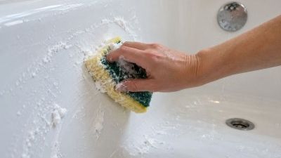 Kalk und Seifenreste entfernen – so hilft Natron im Badezimmer