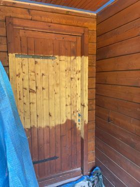 Holztür nach der Bearbeitung mit einem Sandstrahlgerät