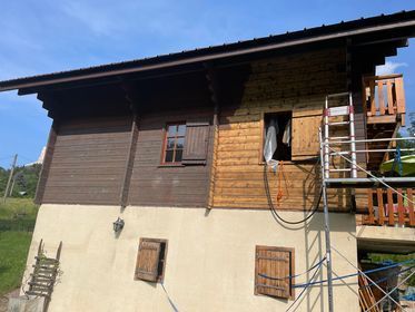 Holzhaus mit Niederdruckstrahlen bearbeitet
