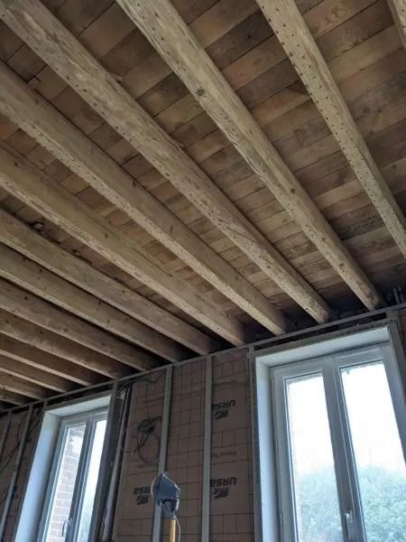 Holzbalken und Fachwerk mit einem Sandstrahlgerät bearbeiten