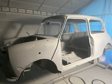 Mit Niederdruckstrahlen bearbeitetes Fahrzeug